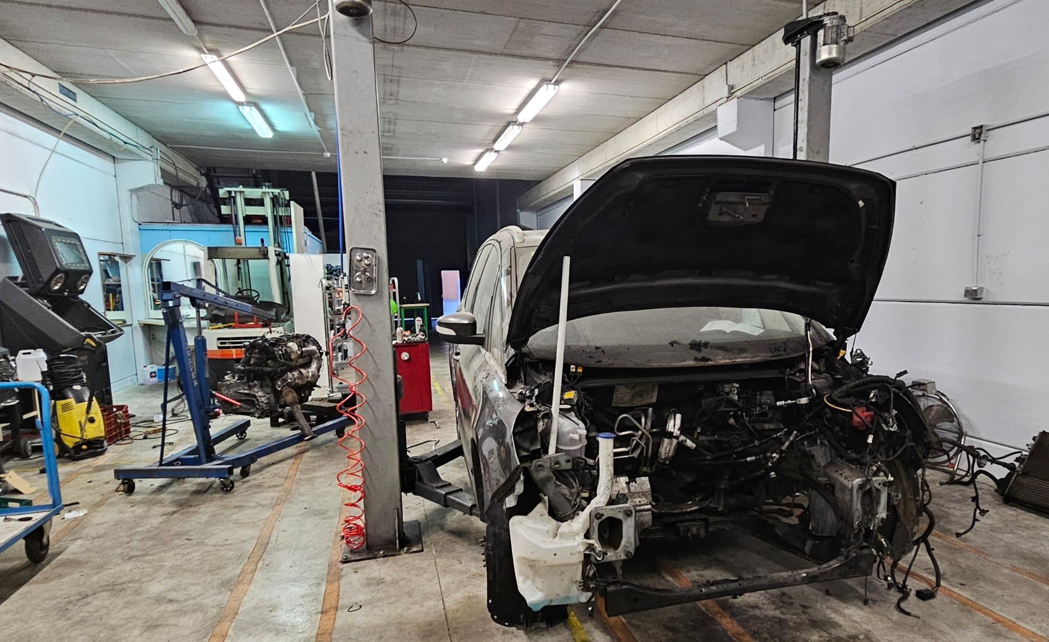 Interior taller ESI Autotaller — cambio de motor